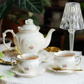 Европейский набор чайных чашек и блюдец, Цветочная Керамическая кружка, Набор кофейных чашек с десертной тарелкой, послеобеденный чай в стиле ретро с рельефными розами, Кофейные чашки